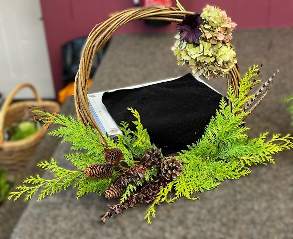 Flower arranging led by Lynne Christmas 2025 - photo 2 Flower arranging led by Lynne Christmas 2025 - photo 2